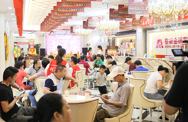 老業主感恩進行時  月餅禮盒禮送“親人”